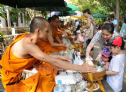 Cúng dường: nét văn hóa độc đáo của Phật giáo Thái Lan