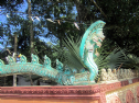 Tượng Naga và tượng Neak trong chùa Khmer