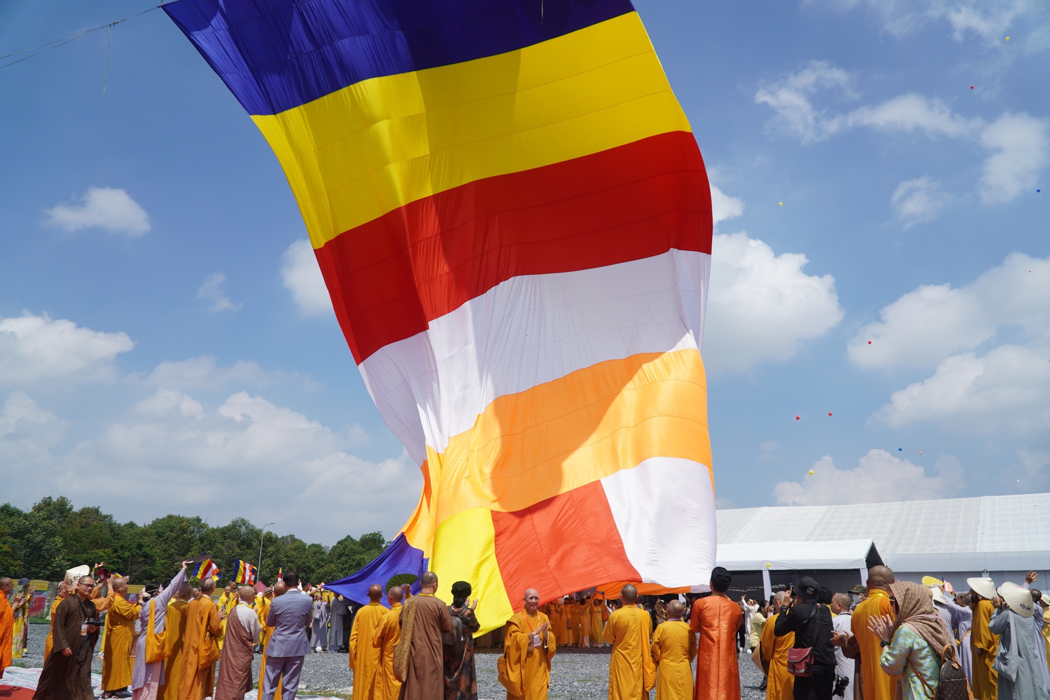 Long trọng Lễ thượng Đại kỳ Phật giáo lớn nhất thế giới tung bay tại Đại lễ Vesak 2025