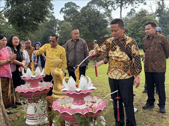 Lễ Phật đản tại Trung tâm Phật giáo cổ đại Indonesia