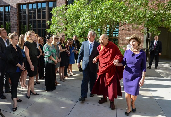 Hoa kỳ: Đức Đạt Lai Lạt Ma chia sẻ với cựu Tổng thống George W Bush và Đại học Southern Methodist
