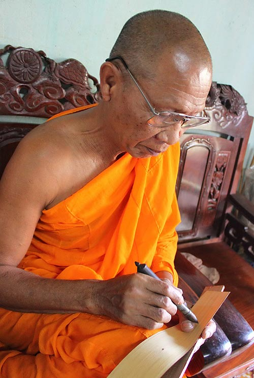 Người cuối cùng viết chữ Khmer cổ trên lá buông