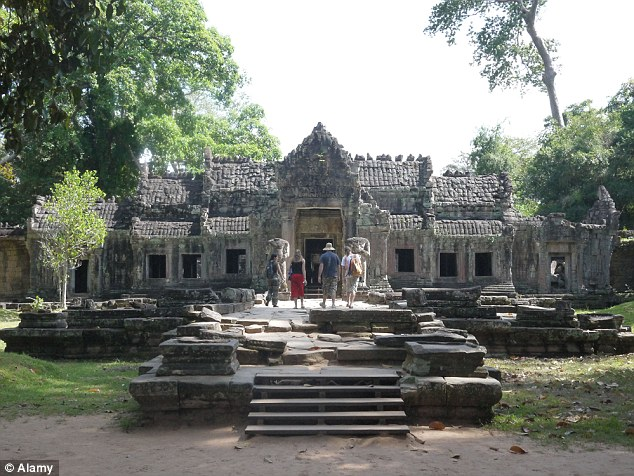 Chụp ảnh khỏa thân tại đền chùa Angkor và bị trục xuất