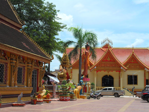 Thăm viếng chùa ở Lào