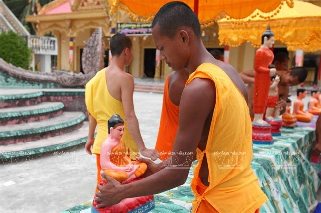 Lễ Tắm Phật của người Khmer trong dịp Tết Chol Chnam Thmay