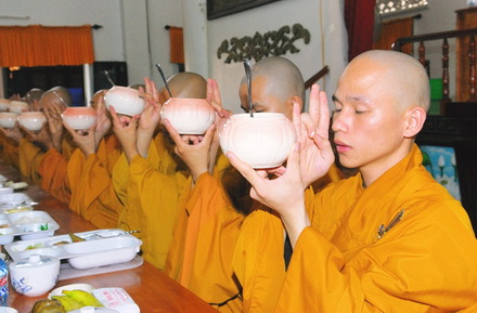 An cư duy trì sinh mạng Tăng-già