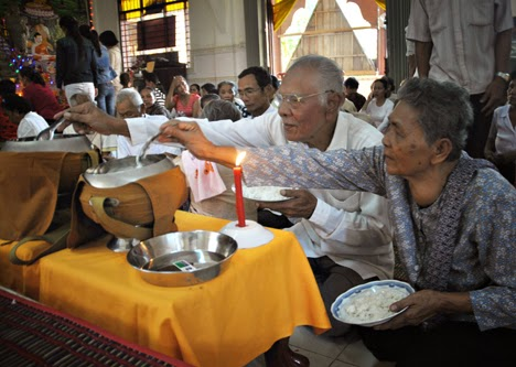 Tục cúng ông bà của người Khmer