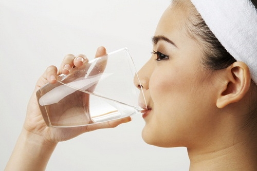 Cảnh báo sức khỏe do uống nước sai cách