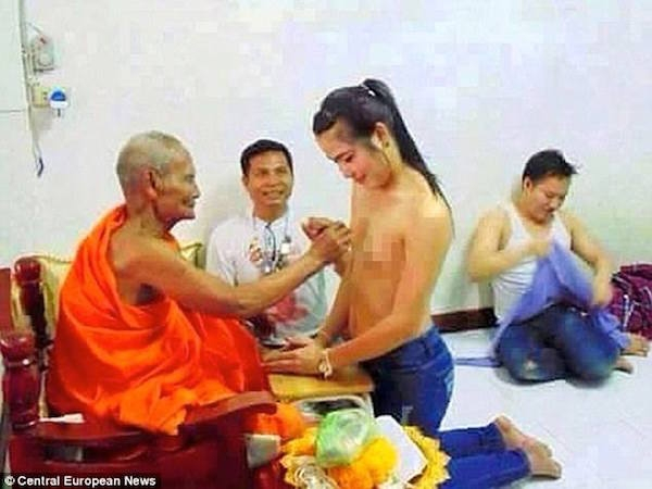 Minh oan cho nhà sư ở Thái Lan bị chỉ trích vì 'sờ ngực'