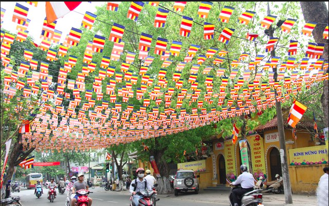 TREO CỜ MỪNG NGÀY PHẬT ĐẢN
