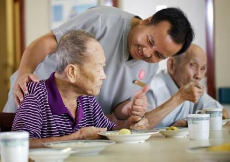 Có nên đưa cha mẹ vào viện dưỡng lão?