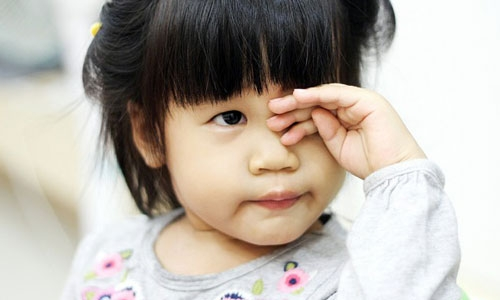 Dấu hiệu cho biết trẻ đã bị cận thị