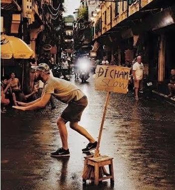 Ông Tây giúp dân khỏi ngã, người Việt ngồi cười?