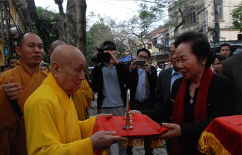 Việt nam: Phó Chủ tịch nước cung tiến Ngọc Xá lợi Phật từ Myanmar về Bái Đính