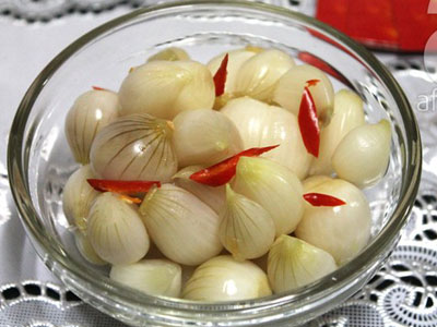 Lợi ích sức khỏe kỳ diệu của hành muối ngày Tết