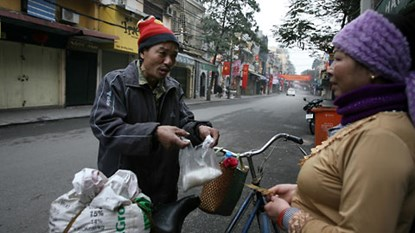 Tại sao 'đầu năm mua muối, cuối năm mua vôi'?