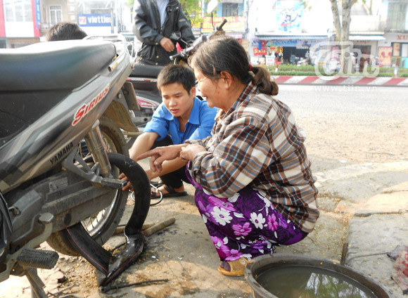 Suy ngẫm về mẹ con người vá xe
