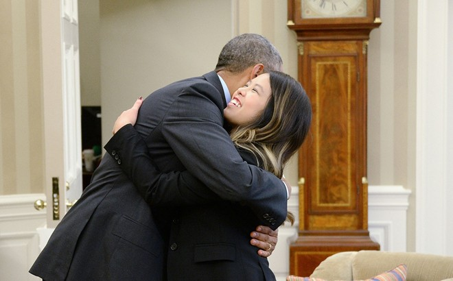Obama ôm y tá gốc Việt là khoảnh khắc ấn tượng 2014 của Mỹ