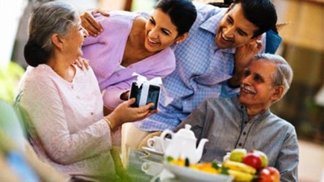 Kẻ trí phải phụng dưỡng, lễ bái cha mẹ