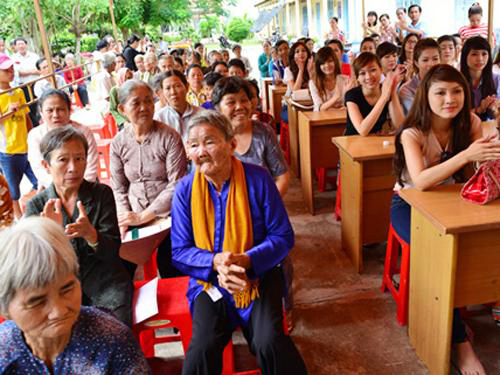 Hoa hậu tặng cây thông Noel cho nhà chùa