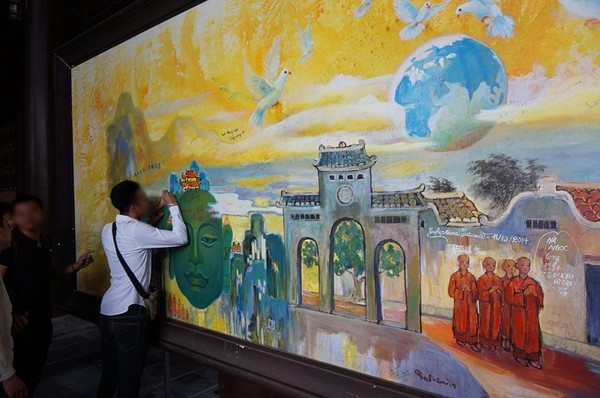 Ninh Bình: Thanh niên 'hồn nhiên' ký tên, vẽ lên bức tranh in hình Phật ở chùa Bái Đính