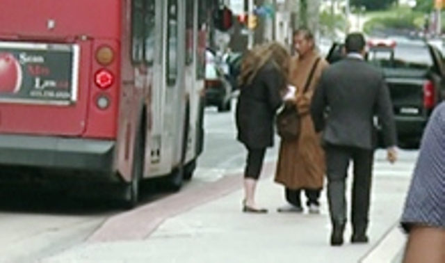 Canada: Sư giả xin tiền người qua đường ở Ottawa