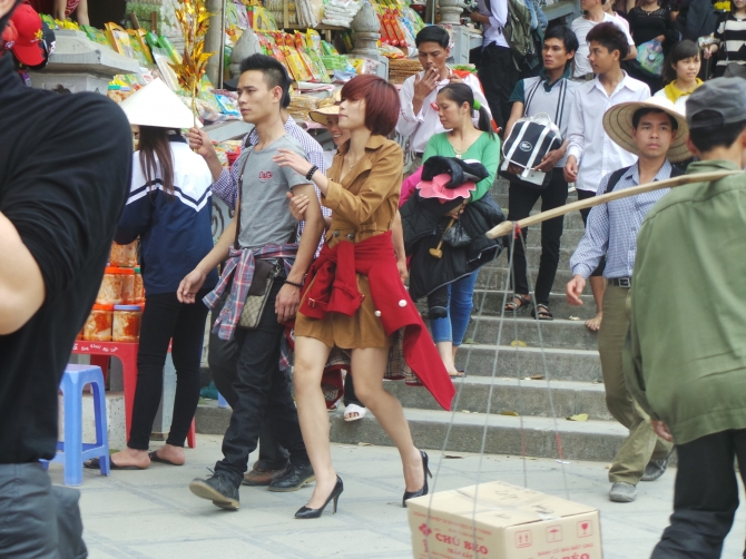 Váy ngắn lên chùa: Nhiều phụ nữ đang tự làm mình xấu xí