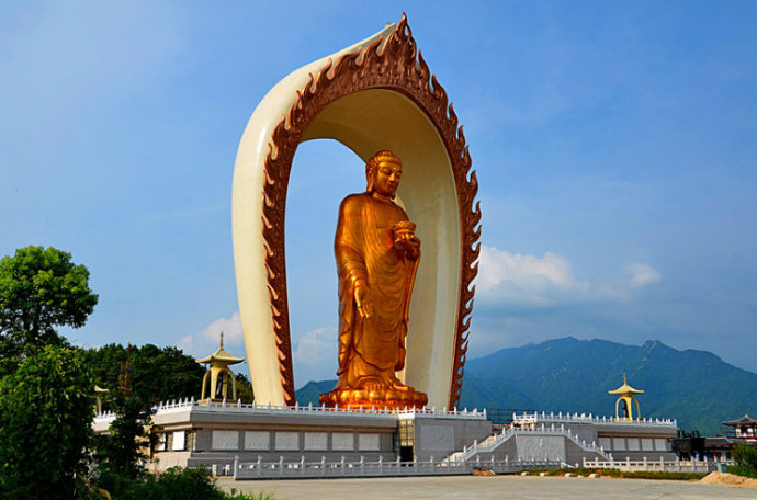 Trung Quốc: Tượng Phật A Di Đà mạ vàng cao 48m