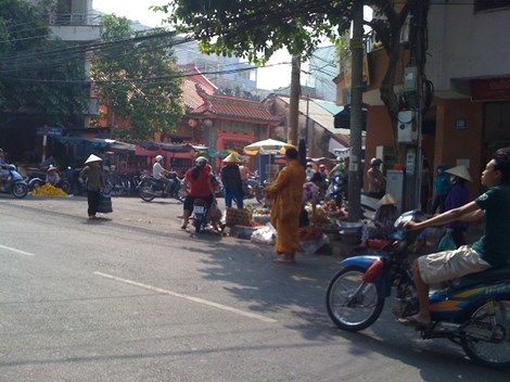 Đồng Nai: Sư giả nhan nhản đường phố Biên Hòa