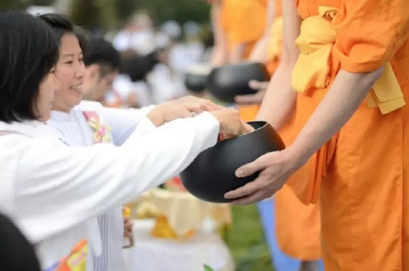 Anh quốc: Tổ Chức  Wat Phra Dahmmakaya thu nhận thức ăn giúp cho những người vô gia cư