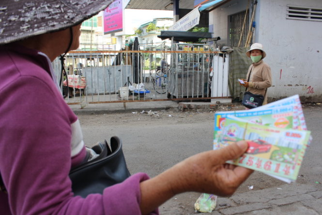 Bà con bán vé số  không có chỗ lùi