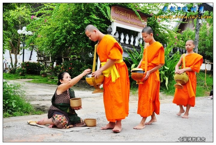 Bố thí thiêng liêng và bố thí phàm tục trong Phật giáo Theravada