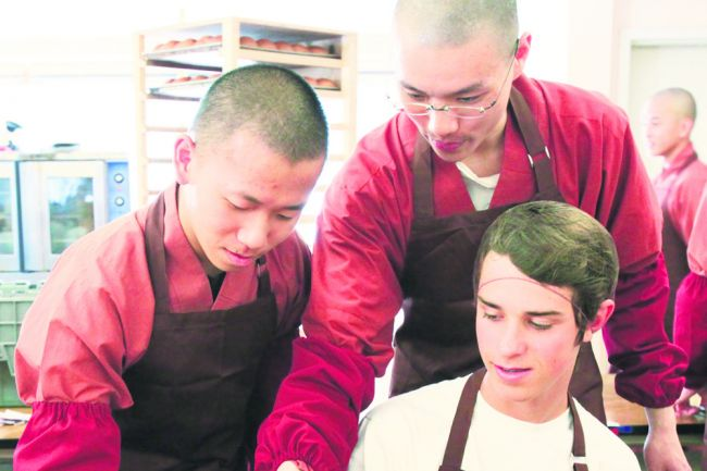 Canada: Giới trẻ Công giáo trải nghiệm cuộc sống trong chùa