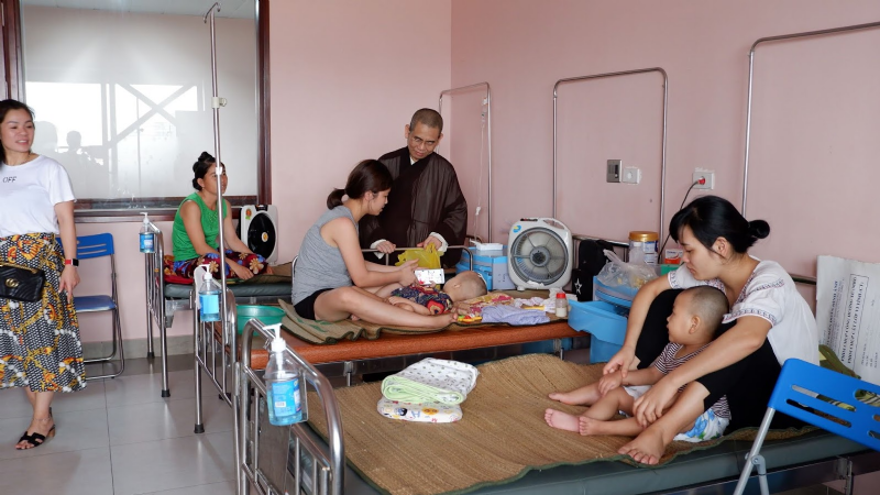 Câu Lạc Bộ Vòng Tay Nhân Ái Chùa Vinh Phúc: Thăm và tặng quà nhân ngày quốc tế Thiếu nhi