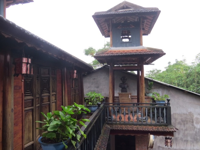 Chân dung 11 vị vua triều Nguyễn bằng gỗ trầm hương