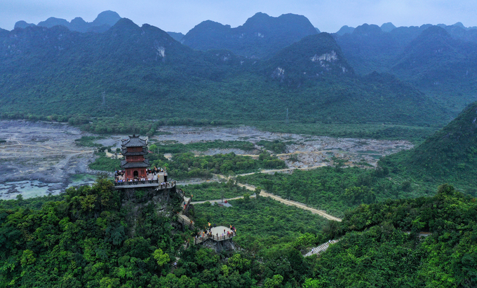 Chiêm ngưỡng tượng Phật bằng hồng ngọc ở chùa Tam Chúc
