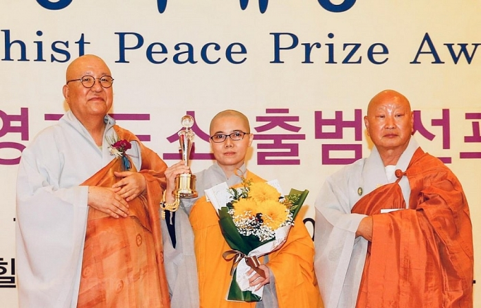 Chủ tịch Hội Phật tử Việt Nam tại Hàn Quốc nhận Giải thưởng hòa bình Phật giáo thế giới