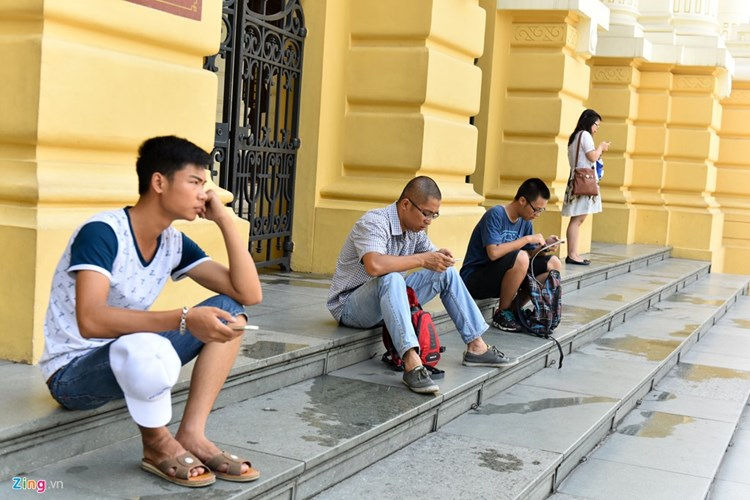 Chùm ảnh: Con người đang làm 'nô lệ' của điện thoại
