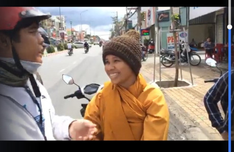 Clip 'hiệp sĩ' lột mũ, cảnh cáo 'ni cô' trên phố