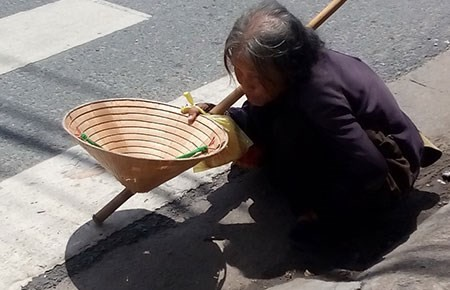 Có thể bạn sẽ khóc khi đọc xong câu chuyện về 'Bà cụ già ăn xin'