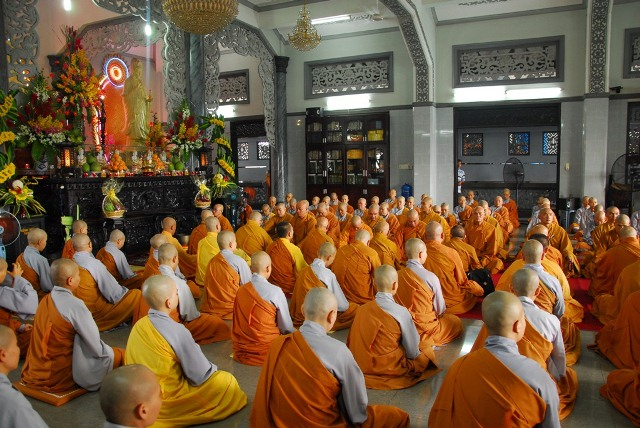 Do nhân duyên gì người xuất gia tranh giành nhau?