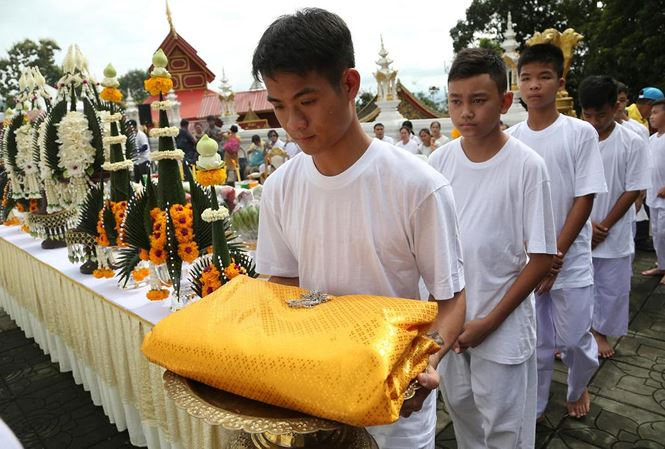 Đội bóng Thái Lan xuống tóc, lên chùa tu tập 9 ngày