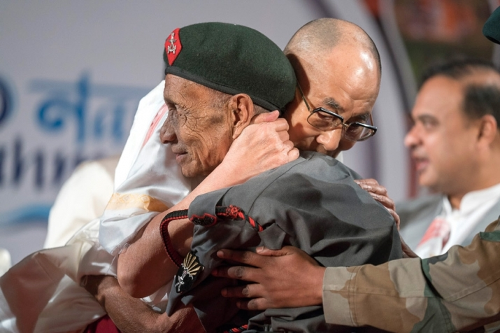Đức Dalai Lama tri ân người bảo vệ mình rời khỏi Tây Tạng tháng 3-1959.