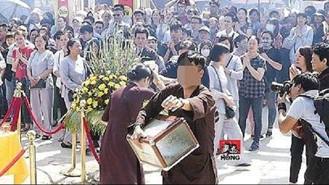 Hà Nội: Giả dạng Phật tử trộm tiền công đức trong ngày cất nóc, dựng chuông