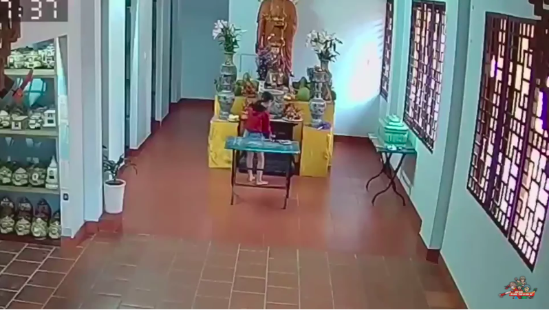 Hai mẹ con câu trộm tiền công đức của Chùa