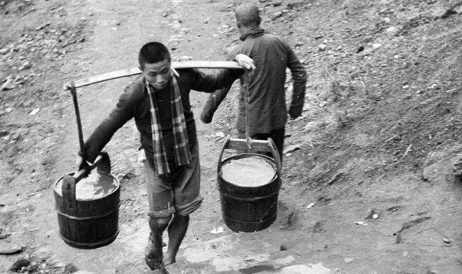 Hai thanh niên gánh nước: 2 sự lựa chọn và 2 cuộc đời