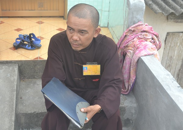 Hành tung bất thường của 'nhà sư' đi bán hương