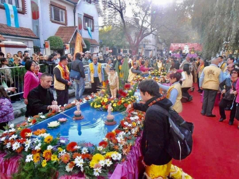 HÌNH ẢNH ĐẸP CỦA PHẬT TỬ PHƯƠNG TÂY TẮM PHẬT QUA CÁC MÙA VESAK