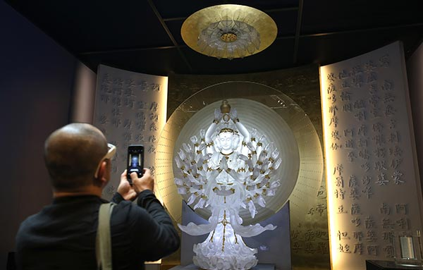 Hong Kong: Hình tượng Đức Quan Âm tại trung tâm thương mại