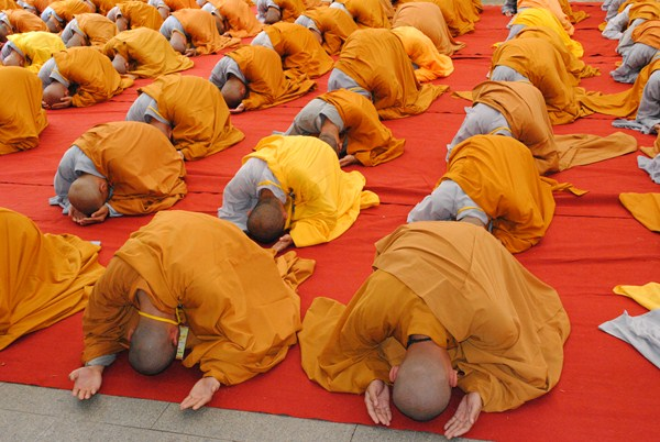 Lạy Phật thành tâm, sao nhiều người vẫn gặp khổ nạn?